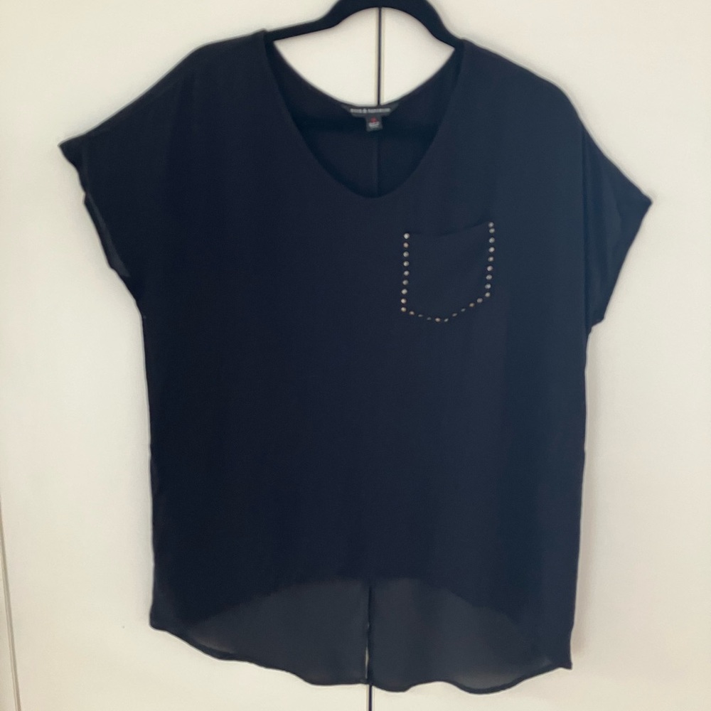 Rock & Republic Women’s Black Bling Pocket Tail Back Top Size Medium